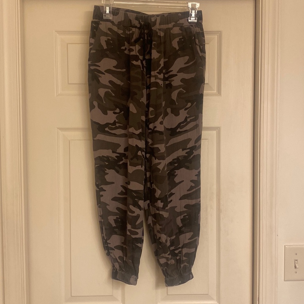 Know One Cares camo pants.  Size medium.